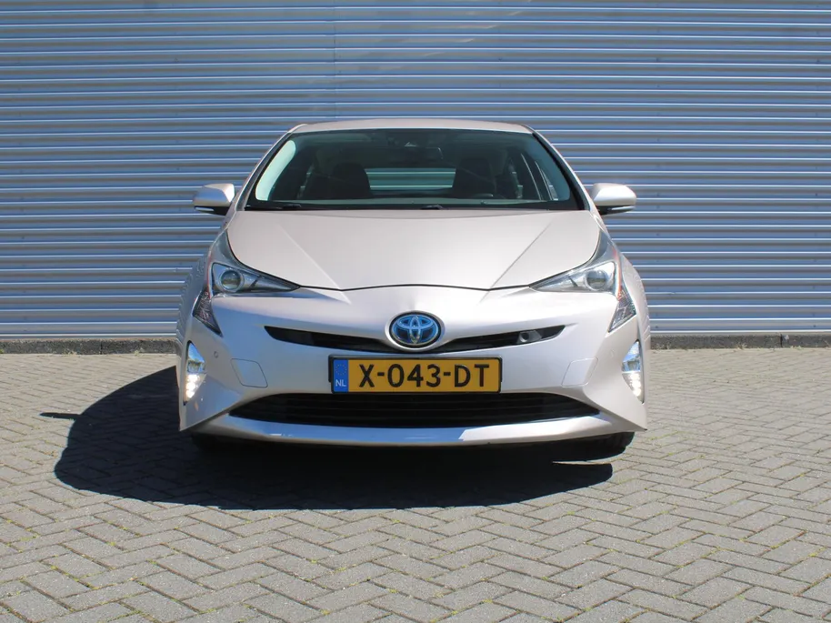 Toyota Prius 1.8 Executive | Trekhaak | Stoelverwarming | Camera | Leer | Dodehoek detectie | JBL audio | HUD | 17” LM | Navi | LED | Cruise adapt. | Incl. winterset |