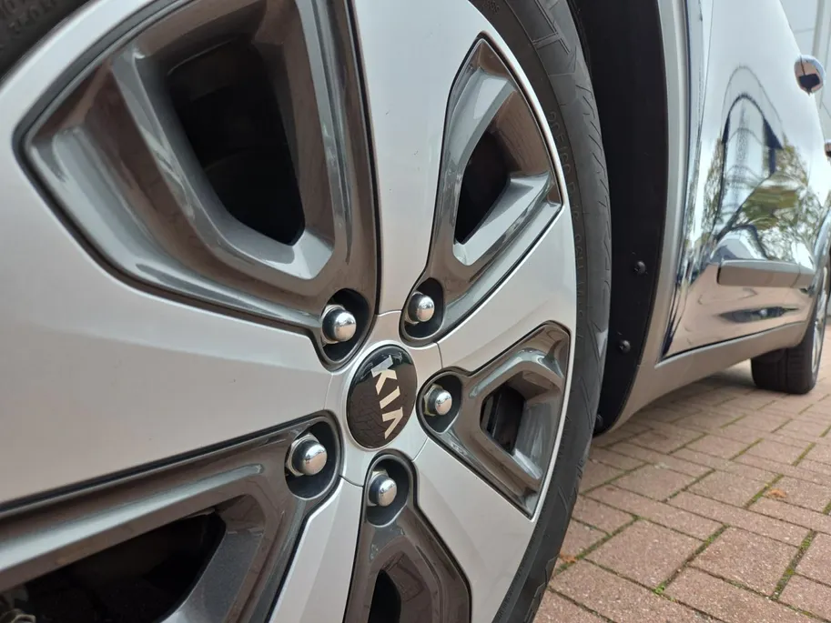 Kia Niro 1.6i Hybrid DynamicPlusLine Dealer onderhouden | Trekhaak | Stoel/stuurverwarming | Dodehoek detectie | Leder | Camera | Carplay & Android | Cruise Control Adaptief | Fabrieksgarantie t/m 23-9-2027 | NAP