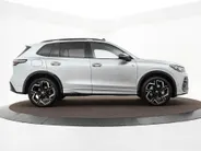 Volkswagen Tiguan 1.5 eHybrid 204pk DSG R-Line Edition · Panoramadak · 360 Camera · Inklap. Trekhaak · Matrix LED · Stuur- & Stoelverwarming + Massage · Achterbank verwarmd · Garantie t/m 09-10-2030 of 100.000km