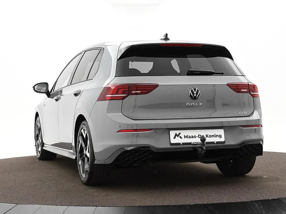 Volkswagen Golf 1.5 eTSI 150pk DSG R-Line · Apple/Android Car Play · Trekhaak ·  Camera + Parkeersensoren · Stoelverwarming · Garantie t/m 24-09-2030 of 100000km.