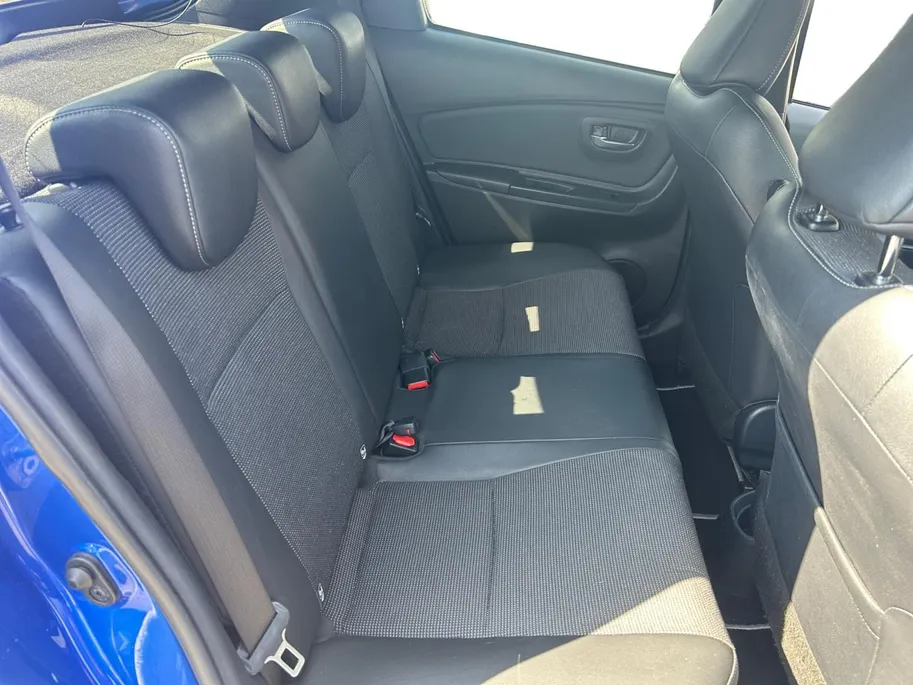 Toyota Yaris 1.5 Hybrid Bi-Tone |Automaat|climate controle| dakspoiler| extra getint glas| 12 maanden Bovag Garantie|
