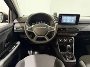 Dacia Jogger 140PK Hybrid Extreme 7p. Automaat | 7 Zitplaatsen | Camera | Parkeersensoren | Apple CarPlay/Android Auto | Digital Cockpit | Cruise Control | Lichtmetalen Velgen | Licht & Regen Sensor | Full LED |