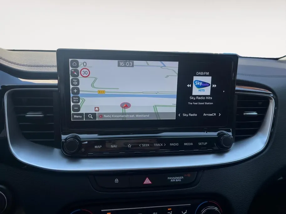 Kia Ceed Sportswagon 1.0 T-GDi DynamicPlusLine | Apple Carplay / Android Auto | Navigatiesysteem | Stoel + Stuurverwarming | Licht + Regensensor | Parkeersensoren Voor + Achter | Camera Achter | Elektrisch Bedienbare Achterklep | Cruise Control | Rijstrooksensor + Correctie