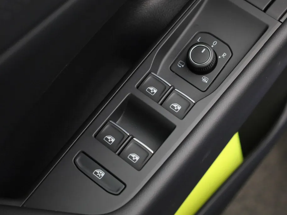 Volkswagen T-Roc 1.5eTsi/150PK R Line First Edition Black Style DSG · Navigatie · 360°Camera + Parkeersensoren · Stoel- & stuurverwarming · Garantie t/m 28-11-2027 · EXTRA INRUILKORTING