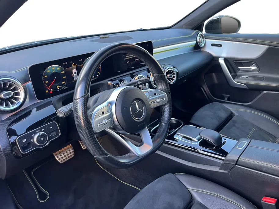 Mercedes-Benz A-Klasse 250 Premium Plus | AMG Pakket | Panoramadak | Achteruitrijcamera | Stoelverwarming | 12 maanden garantie! |