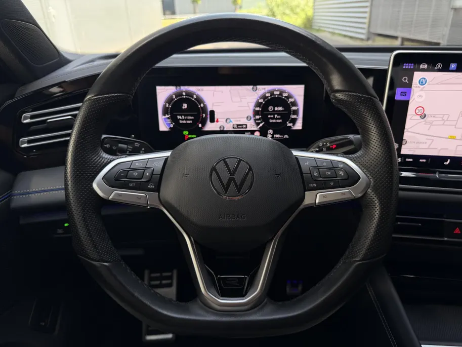 Volkswagen Tiguan 1.5 eTSI R-Line Business | Elektrisch wegklapbare trekhaak | Stoelmassage | Elektrisch bedienbare achterklep | Achteruitrijcamera | Parkeersensoren voor- en achter | Navi | Adaptive cruise control | Sportstoelen