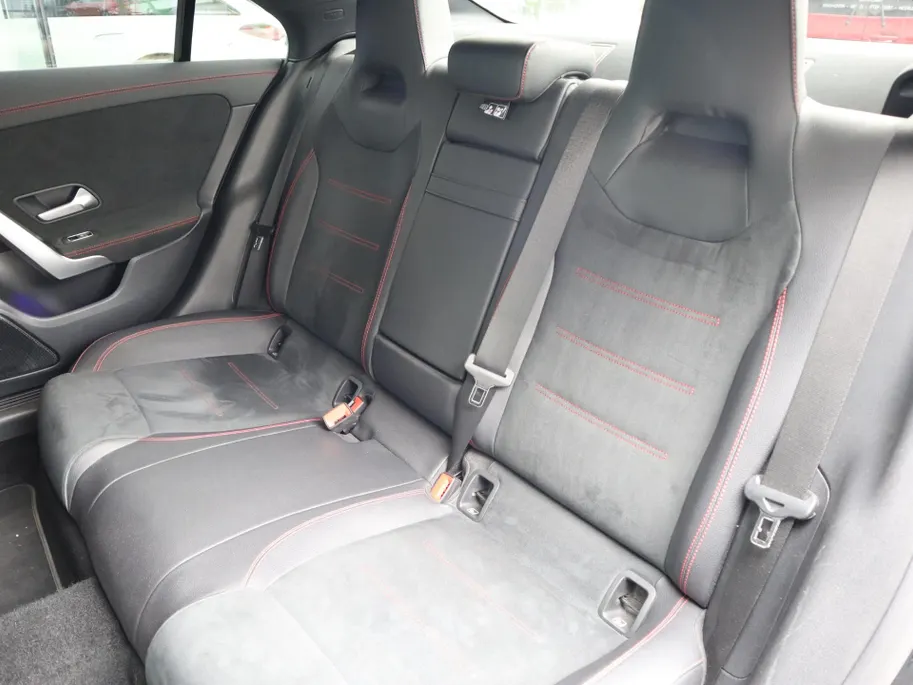 Mercedes-Benz CLA 200 Business Solution AMG l Keyless l Achteruitrij camera l Ambiente lichtpakket