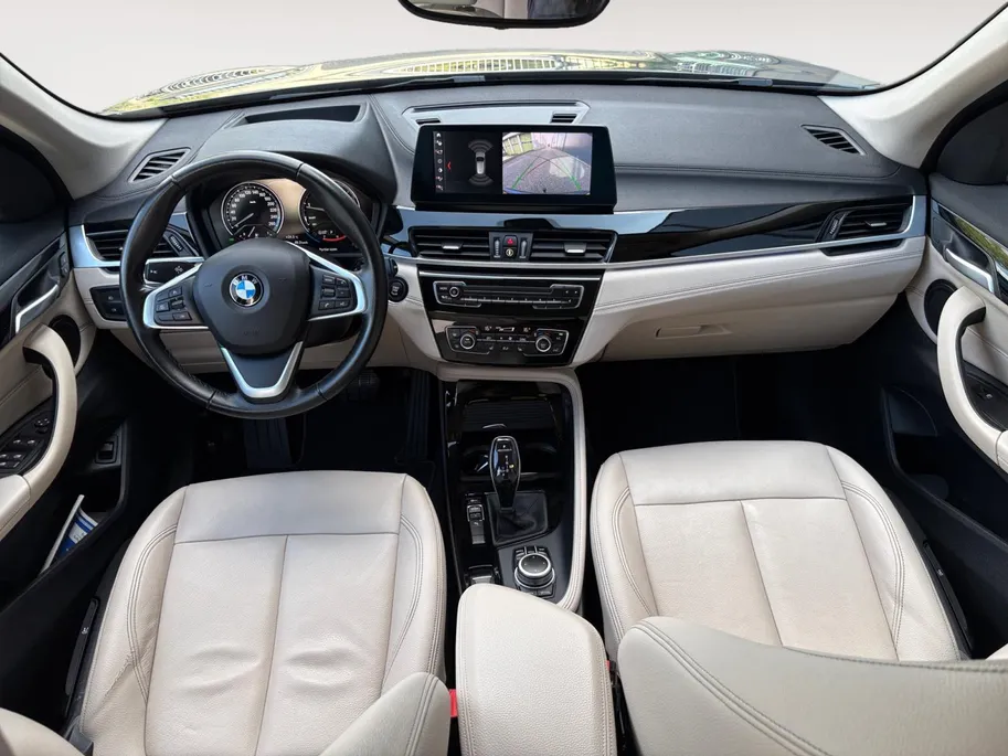 BMW X1 sDrive20i VDL Nedcar Edition | Trekhaak | Camera | Leder | Head-Up Display | Navi | Stoelverwarming | Elektrische achterklep | LED | 12 maanden Bovag Garantie