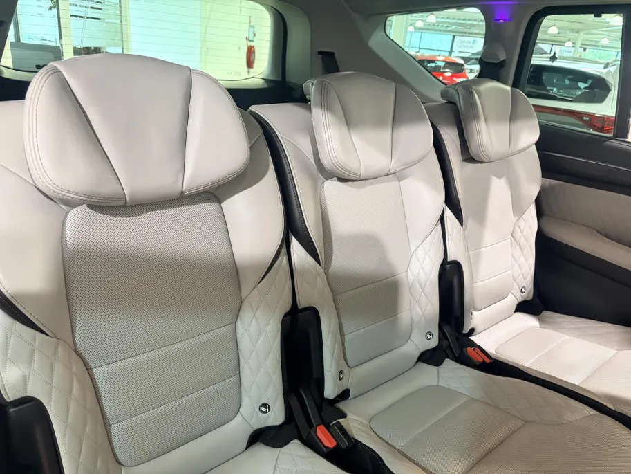Renault Espace 225PK TCe Initiale Paris 7p. Automaat | 7 Zitplaatsen | Stoelverwarming | Schuif/Kantel Dak | Stoelverkoeling | Semi Elektrische Wegklapbare Trekhaak | Climate Control | Apple CarPlay/Android Auto | Head Up Display | Wit Leder | Camera | Parkeersensoren |
