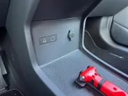 Voyah Courage Business Edition 80 kWh Full Option | Direct Leverbaar | Head Up Display | Stoel koeling,-verwarming & massage | Memorystoelen | 360 Camera | Level 3 Autonoom rijden | Schuif- & Kanteldak | Draadloze Telefoonlader | Elektrische Achterklep |