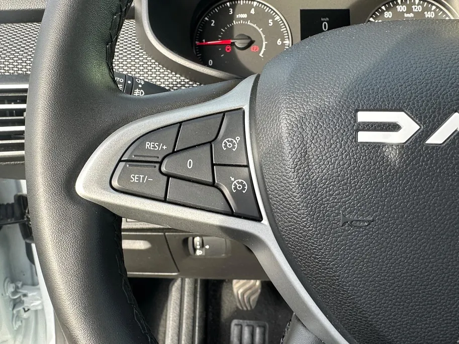 Dacia Sandero 90PK TCe Journey | Camera | Dode Hoek Detectie | Climate Control | Parkeersensoren | Apple CarPlay/Android Auto | Cruise Control | Full LED | 12 Maanden BOVAG Garantie