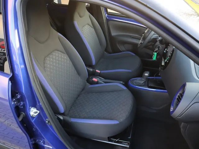 Toyota Aygo X 1.0 CVT Pulse Bi-tone Automaat | AllSeasons | Stoelverwarming