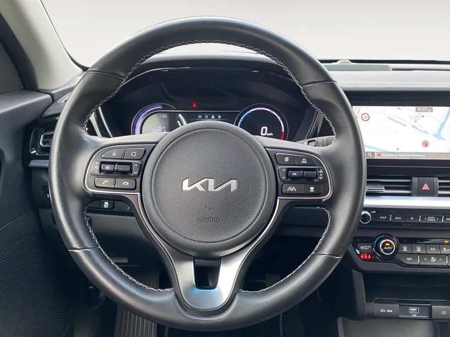 Kia e-Niro DynamicLine 64 kWh | Climate control | Navigatie | 17 inch LM-velgen | Keyless | AppleCarPlay-Android Auto | Parkeercamera | SOH 99.3% |