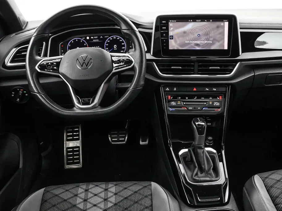 Volkswagen T-Roc 1.5TSI/150PK R-Line Business+ · Panoramadak · Trekhaak · Camera · Apple/Android Car Play · Navigatie · Stoelverwarming · Garantie t/m 09-10-2027 of 100000km.