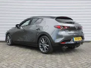 Mazda 3 2.0 e-SkyActiv-G M Hybrid 122 Luxury | Trekhaak | Stuur-/stoelverwarming | Leer | 360 Camera | Stoelgeheugen | 18' LM | HUD | LED | Cruise adapt. |
