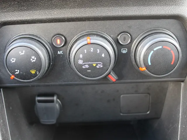 Dacia Sandero 1.0 TCe 90 PK LPG G3 Expression | Trekhaak | Camera achter | Airco | 12V aansluiting in kofferbak | Dode hoe detectie |