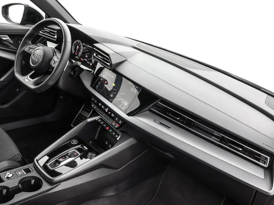 Audi A3 Sportback 40 TFSIe 204pk S-tronic S edition · Camera · Stoelverwarming · Apple/Android Car Play · Park Assist · Navigatie · 17'' Inch · Garantie t/m 27-07-2029 of 100.000km