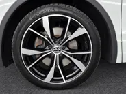 Volkswagen Tiguan 1.4 TSI 245pk DSG eHybrid R-Line Business+ · Panoramadak · Camera · Wegklapbare Trekhaak · Apple/Android Car Play · 20'' Inch · Dodehoeksensor · Stoelverwarming ·