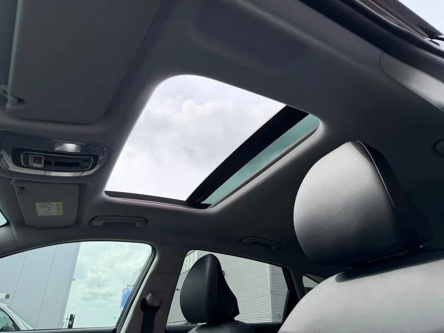 Hyundai Kona 1.6 GDI HEV Premium Sky | Schuif-kanteldak| Stoelverwarming/koeling| Lederen bekleding| Bose| Elektrische stoelen met geheugen| BOM VOL OPTIES