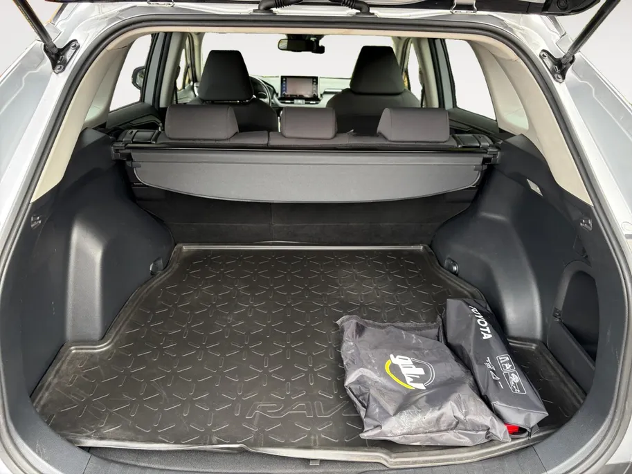 Toyota RAV4 2.5 Hybrid Active Trekhaak afneembaar , climate , navi , cruise , camera , lm velgen .