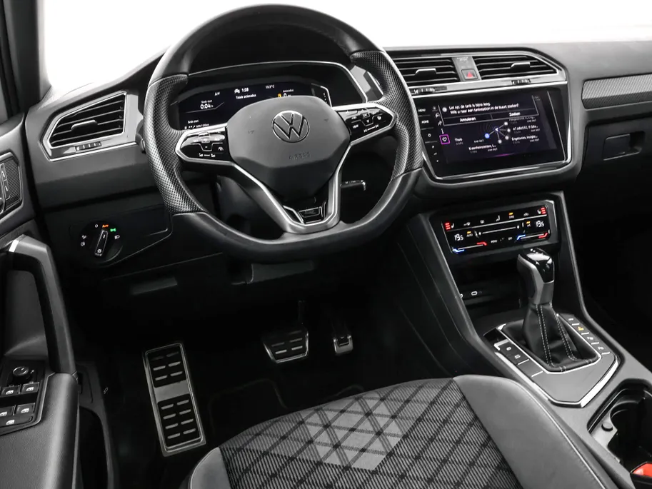 Volkswagen Tiguan 1.4 TSI eHybrid 245pk DSG R-Line Business · Camera · Inklap. Trekhaak · Dodehoeksensor · Parkeer Assistent · Stuur- & Stoelverwarming · 19'Velgen ·