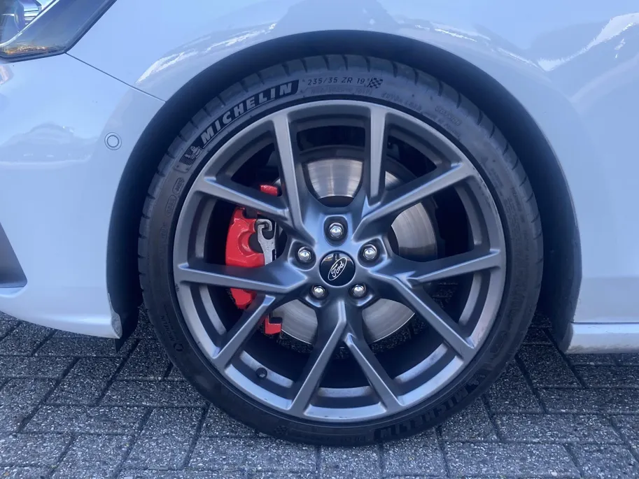 Ford Focus 2.3 EcoBoost ST-3 Performance 280 pk Performance Pack - Recaro Sportstoelen - Panoramadak - Adaptieve LED verlichting Trekhaak