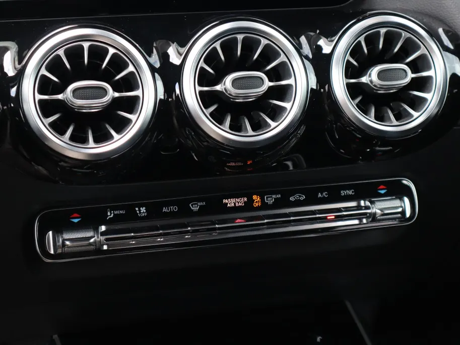 Mercedes-Benz GLA 200 Business Solution AMG l Trekhaak l Keyless l Panoramadak l Ambiente lichtpakket
