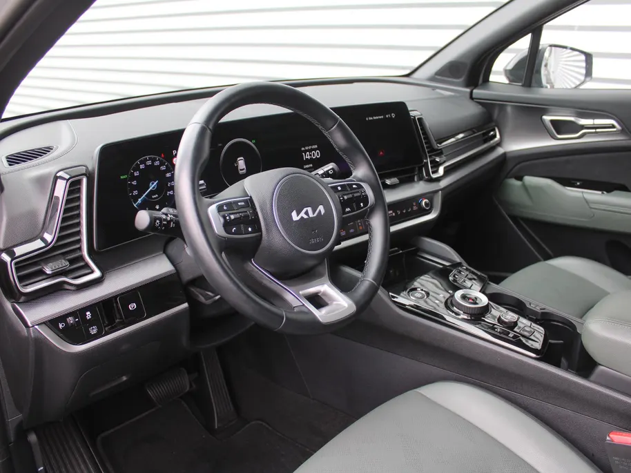 Kia Sportage 1.6 T-GDi Hybrid Dark Edition | Stuur-/stoelverwarming v+a | Camera | Elek. stoelverstelling | 18' LM | Cruise adapt. | Navi | Clima | Half leer/suède |