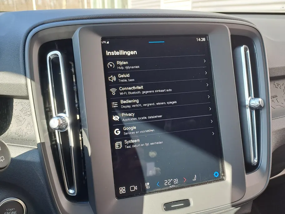 Volvo XC40 2.0 B3 Essential AUTOMAAT | Stuur/stoelverwarming | Adaptieve Cruise | Camera | Sensoren | Dode hoek | Apple Carplay/Android Auto