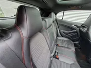 Mercedes-Benz GLA 180 Business Solution AMG AUTOMAAT | Trekhaak | Schuif/kanteldak | Navigatie | Camera | AMG-styling | Climate | Sensoren | Apple Carplay/Android Auto | Cruise | Stoelverwarming
