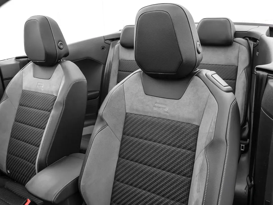 Volkswagen T-Roc Cabrio 1.5 TSI 150pk DSG R-Line · Camera · Apple/Android Car Play · Stoel-& Stuurverwarming · P-Sensoren · 18'' Inch ·