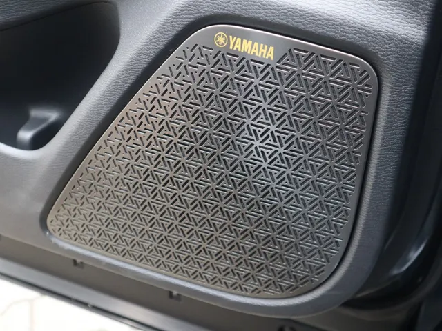 Mitsubishi Outlander 2.4 PHEV Black Edition All Seasons | Yamaha sound