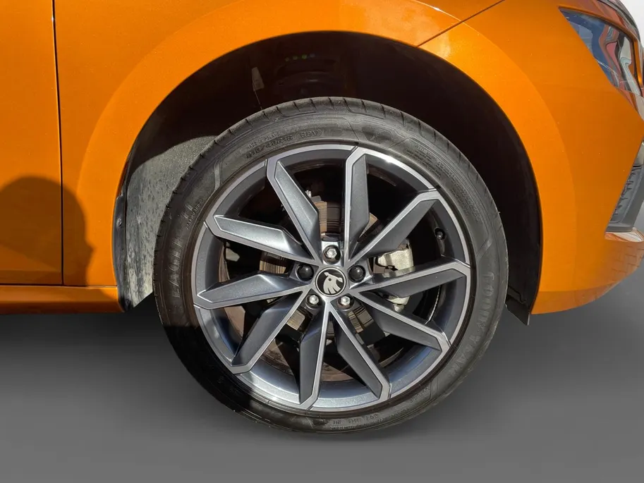 Škoda Kamiq 1.5 TSI Sport Business 150PK AUTOMAAT |Stoelverwarming| Climate control| Cruise Control| Parkeersensoren v+a| Achteruitrijcamera| Sportstoelen| Digitaal dashboard| Super strakke auto!