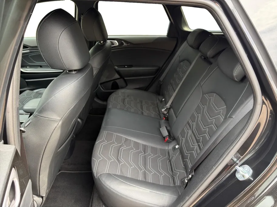 Kia Ceed Sportswagon 1.0 T-GDi MHEV Design Edition Automaat | Navi | Clima | Adaptive Cruise | Camera | Stoel-/Stuurverwarming | JBL Soundsysteem | LED Koplampen