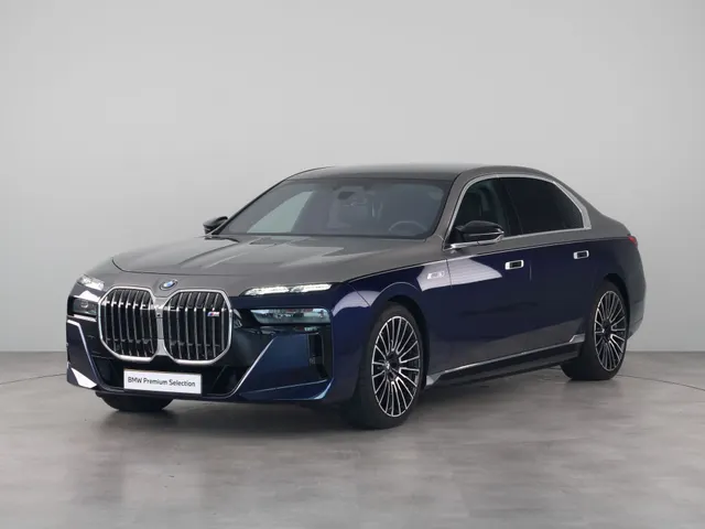 BMW i7