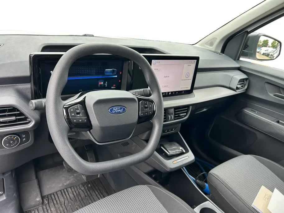 Ford E-Transit Courier Trend 44 kWh | €229,- per maand financial lease! | 325 KM WLTP | Climate control | Parkeercamera | PDC | Zo goed als nieuw!