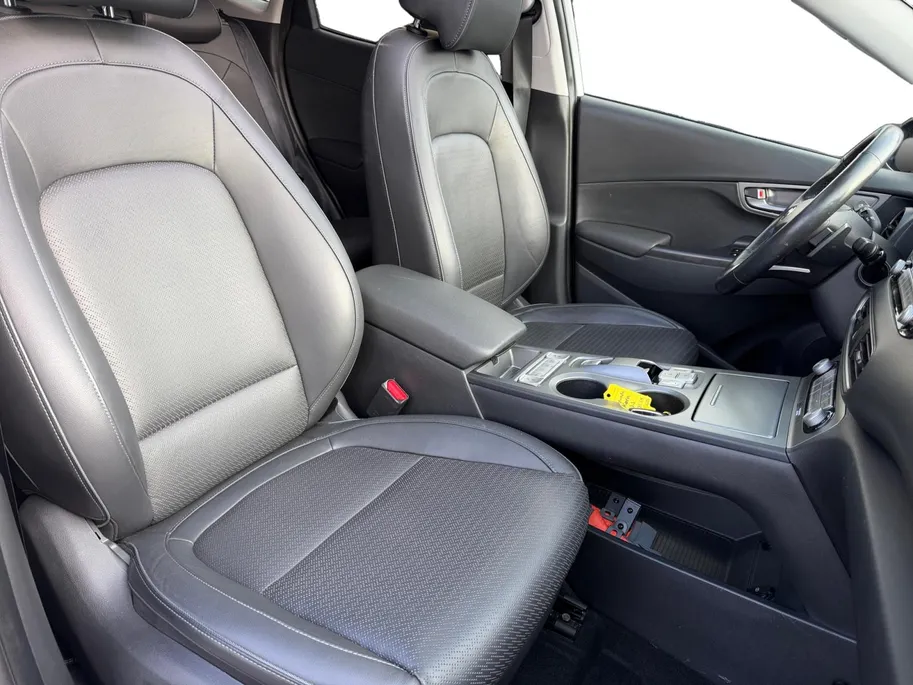 Hyundai Kona EV Limited Sky 64 kWh | Zeer compleet | 99% SOH | Open dak | Lederen bekleding | Trekhaak | Stoel verwarming & koeling | Stuurverwarming |