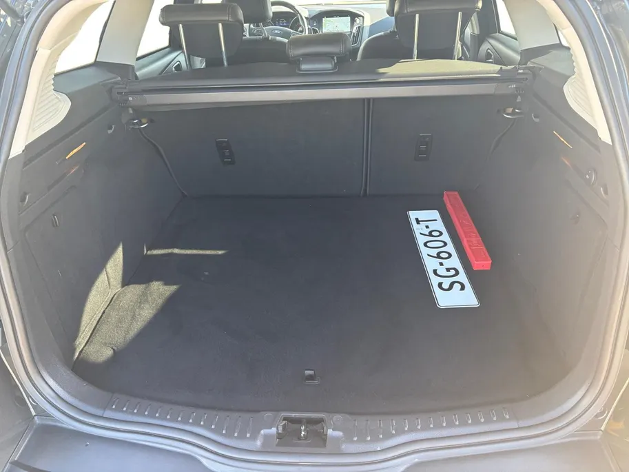 Ford Focus Wagon 1.0 Titanium |Lederen/stof bekleding| Trekhaak| bi-xenon koplampen| keyless entry| 12 maanden Bovag garantie|