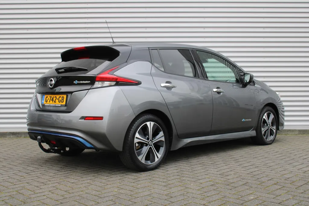 Nissan Leaf Tekna 40 kWh | Trekhaak | Stuur-/stoelverwarming | 360 Camera | LED | Dodehoek detectie | Cruise adapt. | 17' LM | Half leer/stof | Navi |