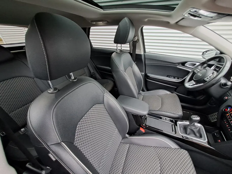 Kia Ceed Sportswagon 1.0 T-GDi ExecutiveLine Navigatie GROOT scherm | Camera | Cruise | Panorama schuif/kanteldak | Dode hoek | Apple Carplay/Android Auto | Stoel/stuur verwarming | JBL | Elektr. achterklep