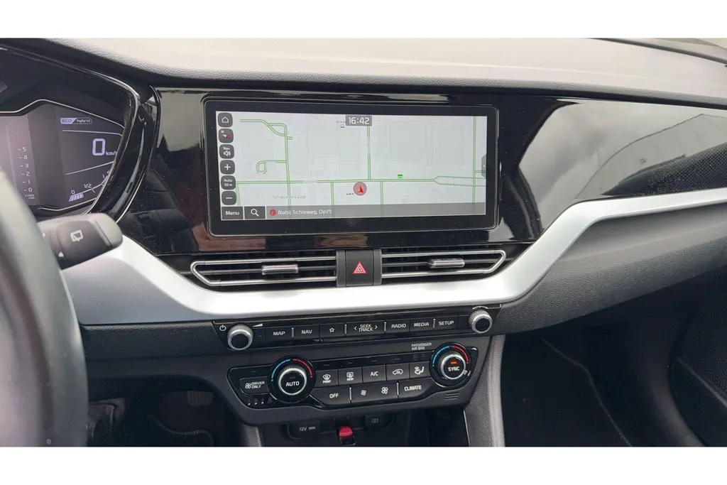 Kia Niro 1.6 GDi Hybrid DynamicLine | NAVI | CAMERA | SCHUIFDAK | TREKHAAK | CLIMATE & CRUISE CONTROLE | LAGE KM. STAND | ETC...
