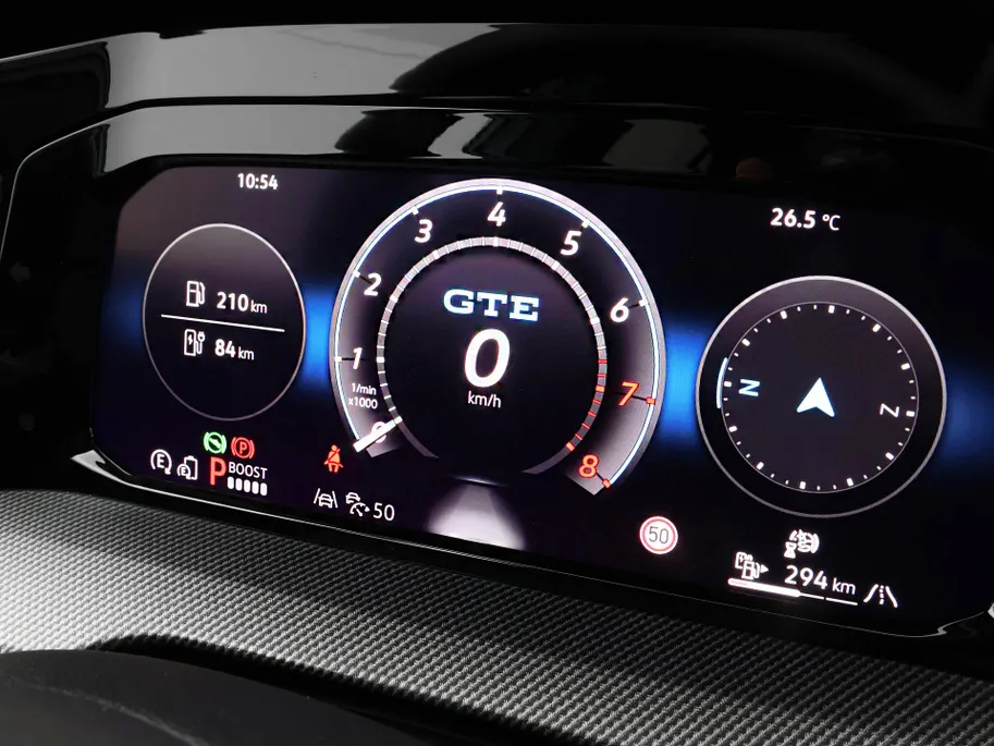 Volkswagen Golf 1.5 eHybrid 272pk DSG GTE · Panoramadak · 360 Camera · Inklap. Trekhaak · Head-Up Display · Matrix LED · Keyless · DCC · Garantie t/m 26-05-2030 of 100.000km