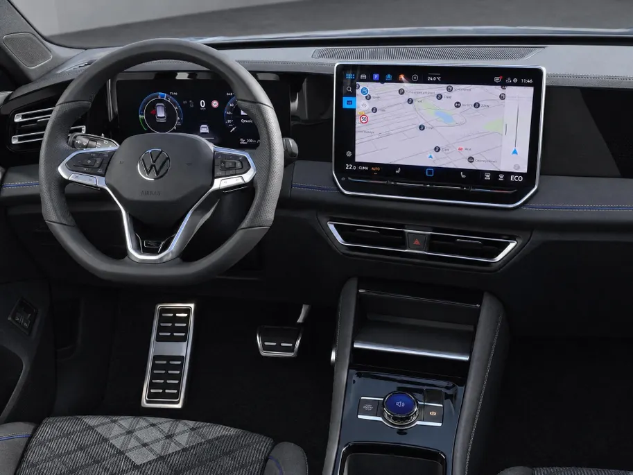 Volkswagen Tiguan 1.5eHybrid 272PK R-Line · Panoramadak · Trekhaak · Camera · Apple/Android Car Play · Garantie t/m 26-06-2030 of 100000km.