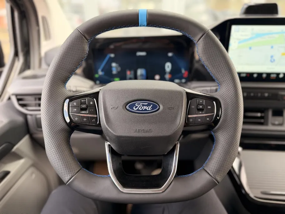 Ford E-Transit Custom L2H1 MS-RT 71 kWh 286 PK Dubbele Cabine UIT VOORRAAD I INKLAPBARE TREKHAAK I DRIVER ASSIST PACK ULTIMATE I DUBBELE ZIJSCHUIFDEUREN I FULL LED-KOPLAMPEN I APPLE CARPLAY / ANDROID AUTO I