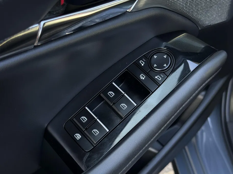Mazda 3 2.0 e-SkyActiv-G M Hybrid 122 Comfort met Bose | Apple Carplay / Android Auto | Navigatiesysteem | Licht + Regensensor | Elektrisch Verstelbare Bestuurderstoel  | Stoel + Stuurverwarming | Parkeersensoren Voor + Achter | Camera Achter | 18'Lichtmetalen ve