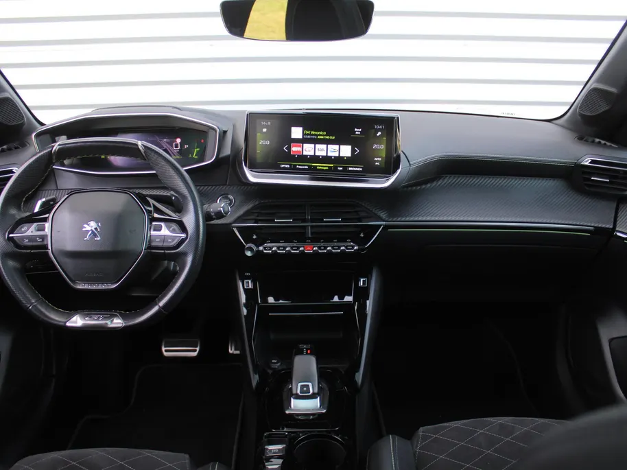 Peugeot 208 1.2 PureTech GT Pack | Stoelverwarming | Pano dak | Camera | Cruise adapt. | Dodehoek detectie | 17' LM | Navi | Clima | Leer/alcantara sportstoelen |