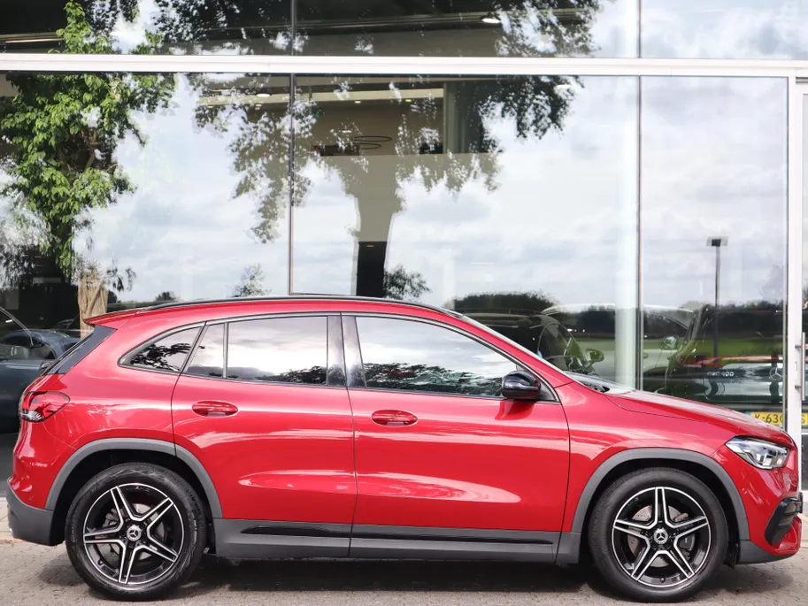 Mercedes-Benz GLA 200 Business Solution AMG l Trekhaak l Panoramadak l Stoelverwarming