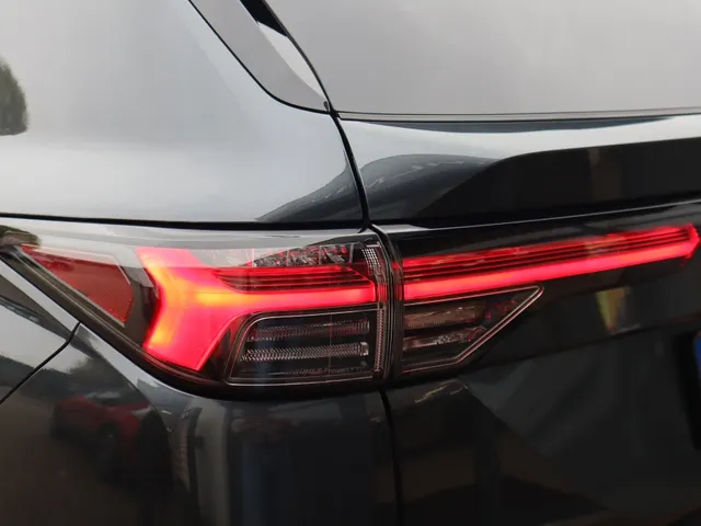 Mitsubishi Outlander 2.4 PHEV Black Edition All Seasons | Yamaha sound