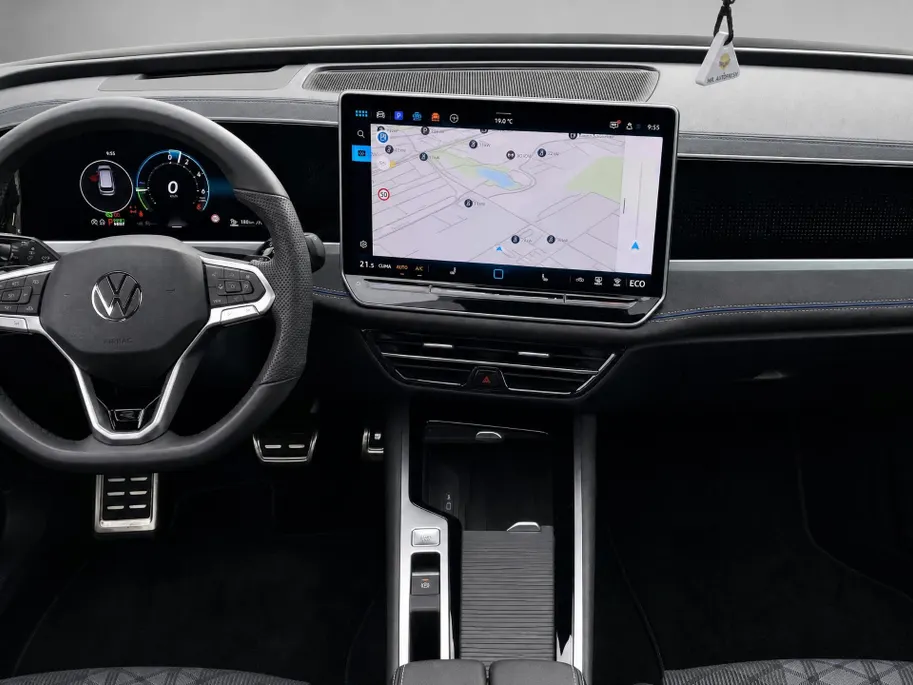 Volkswagen Passat Variant 1.5eHybrid 200kW/272PK R-Line · Panoramadak · Trekhaak · 360°Camera + Parkeersensoren · Garantie t/m 11-11-2030 of 100000km.