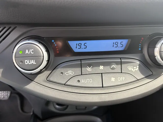 Toyota Yaris 1.5 Hybrid Bi-Tone | Navigatie | Trekhaak